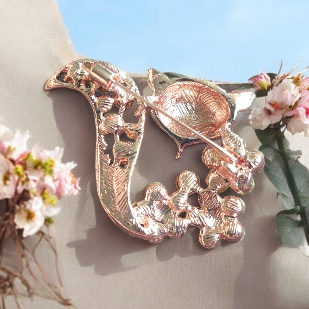 Elegant Silver Fox Brooch with Crystals - Picture 2 of 2